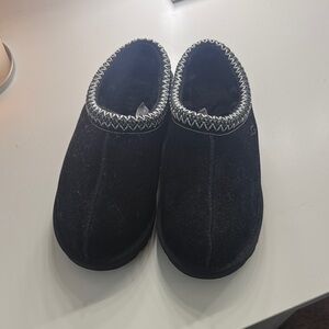 UGG Tasman Slippers in "Black"
NO BOX
NEVER WORN